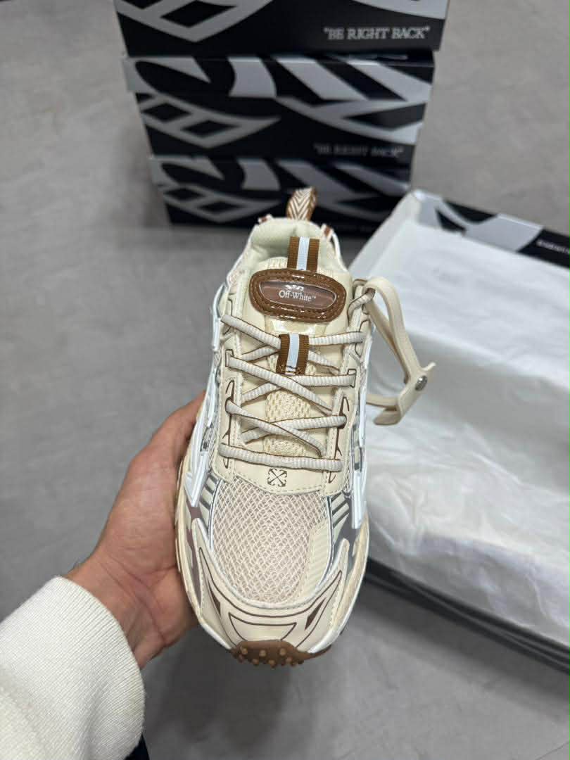 OFF-WHITE : L'ART DU RUNNING RÉTRO-FUTURISTE