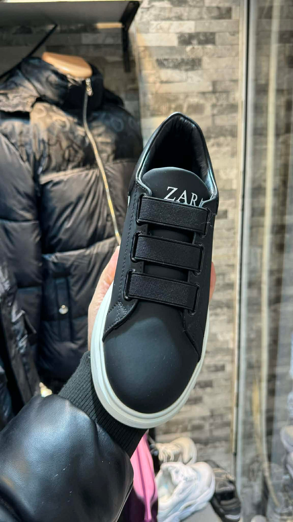Sneaker Noire à Semelle Blanche – Fermeture Élastique