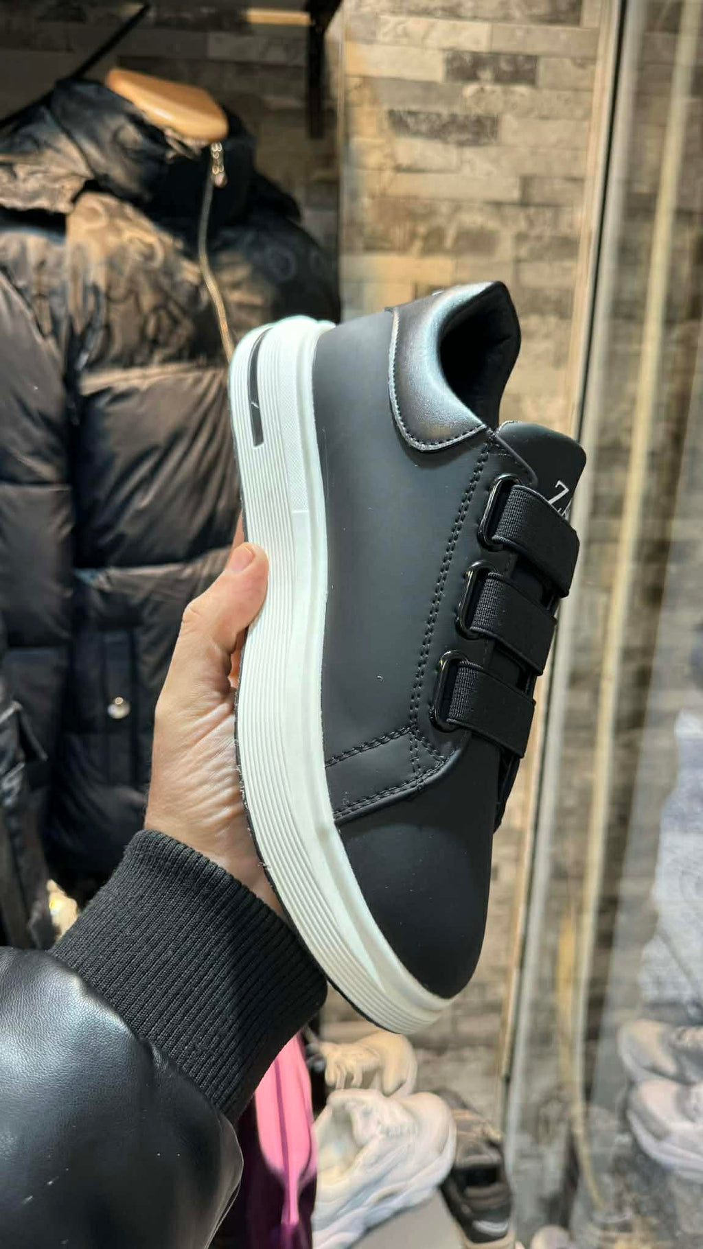 Sneaker Noire à Semelle Blanche – Fermeture Élastique
