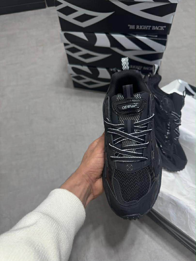 OFF-WHITE : L'ART DU RUNNING RÉTRO-FUTURISTE