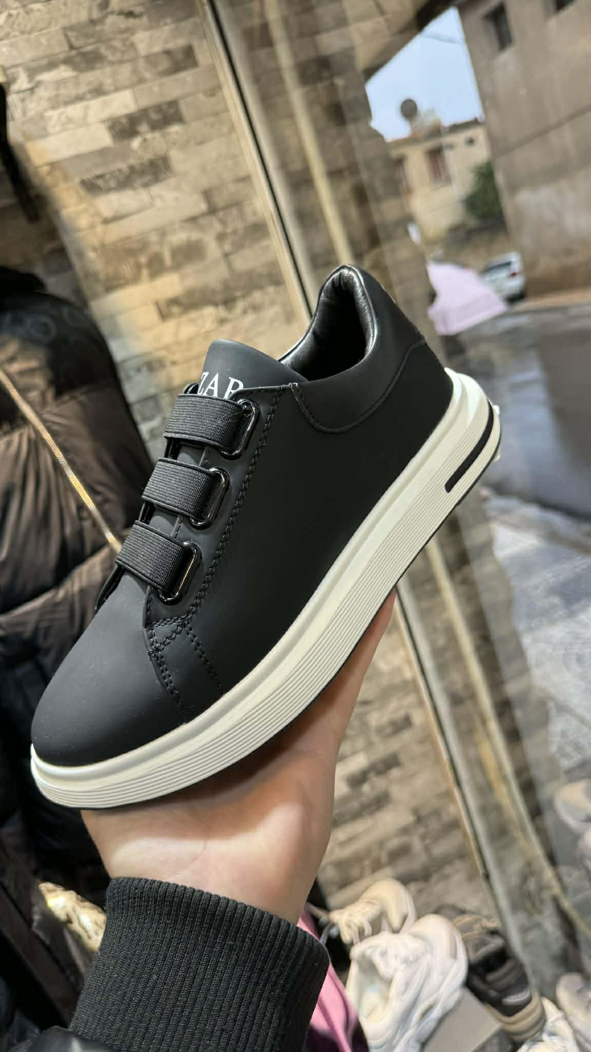 Sneaker Noire à Semelle Blanche – Fermeture Élastique