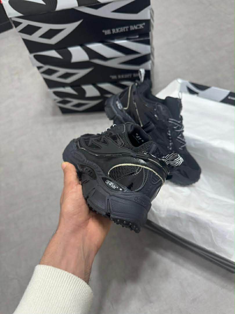 OFF-WHITE : L'ART DU RUNNING RÉTRO-FUTURISTE