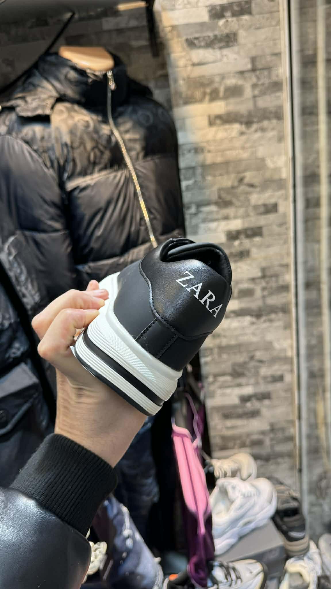 Sneaker Noire à Semelle Blanche – Fermeture Élastique